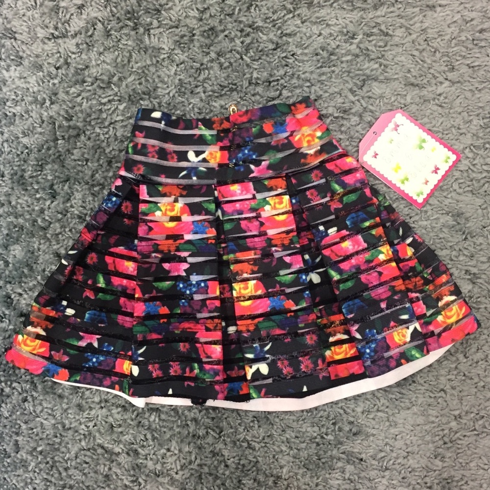 Emma & Elsa’s Cute Child’s Skirt. Size 4/6x 🎀